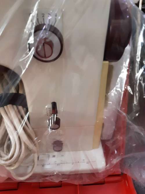 BERNINA SEWING MACHINE (ALL METAL)WITH CARRY CASE-WORKING AND EXCELLENT CONDITION