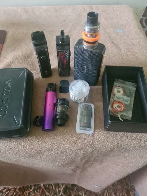 JOB LOT 4 PIECE VAPES WITH ASSESCORIES