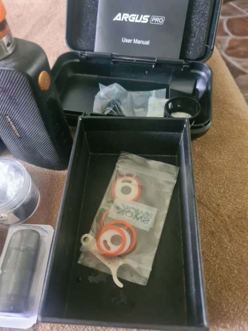 JOB LOT 4 PIECE VAPES WITH ASSESCORIES