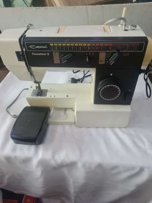 EMPISAL PACESETTER 11, 23 STITCH SEWING MACHINE(WORKS)