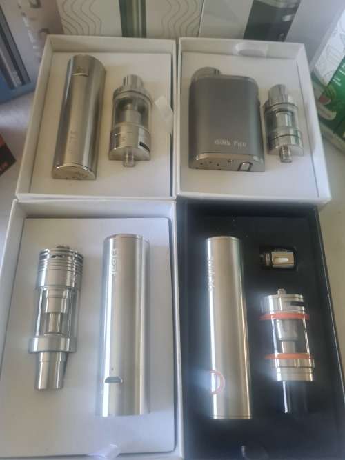 SET OF FOUR SMOKING VAPES INCLUDING A BOX OF 10 SMOKE JUICE-SEE DESCRIPTION