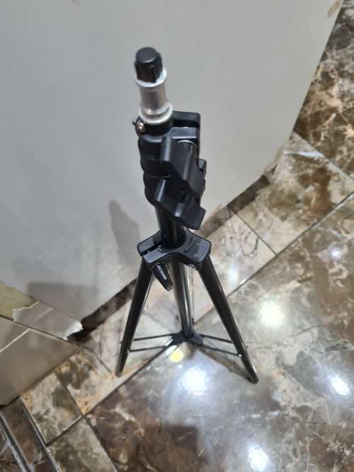METAL TRIPOD STAND(68cm height)
