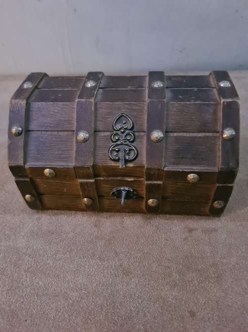 VINTAGE WOODEN JEWELRY BOX