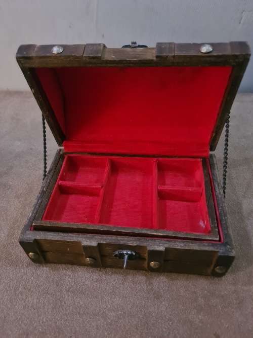 VINTAGE WOODEN JEWELRY BOX