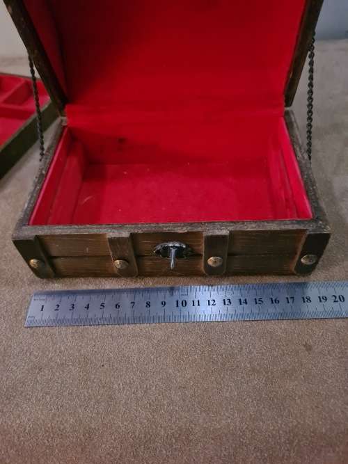 VINTAGE WOODEN JEWELRY BOX