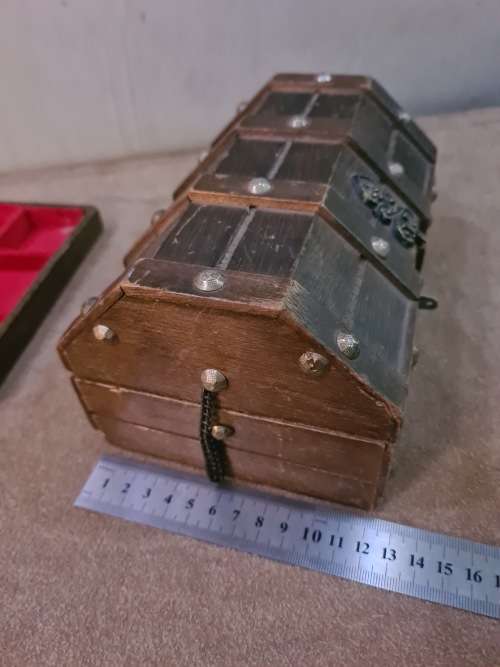 VINTAGE WOODEN JEWELRY BOX