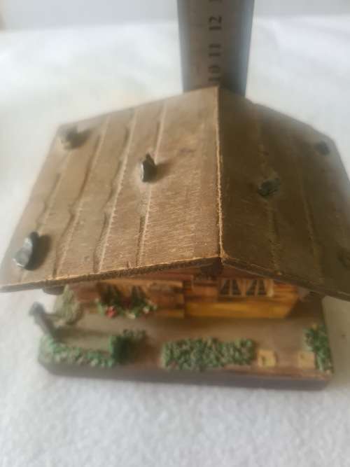 VINTAGE WOODEN SWISS CHALET WIND UP MUSICAL BOX(WORKS)