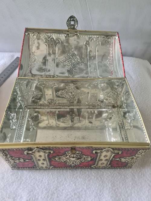 VINTAGE META7L CHEST KIST BOX