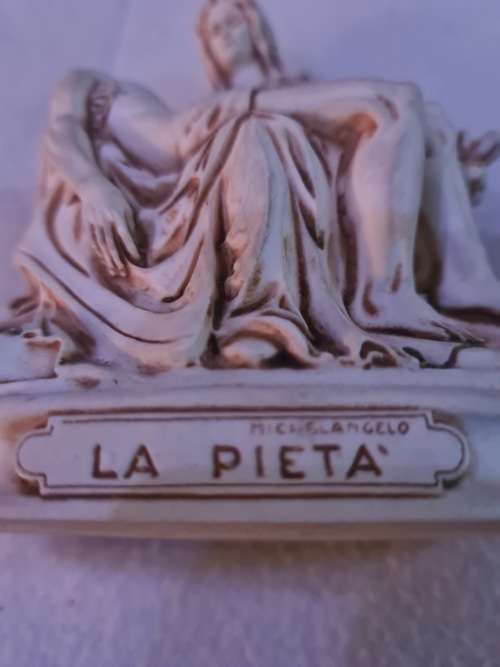 VINTAGE RELIGIOS SCULPTURE (HAS MICHAEL ANGELO LA PIETA MARKINGS)