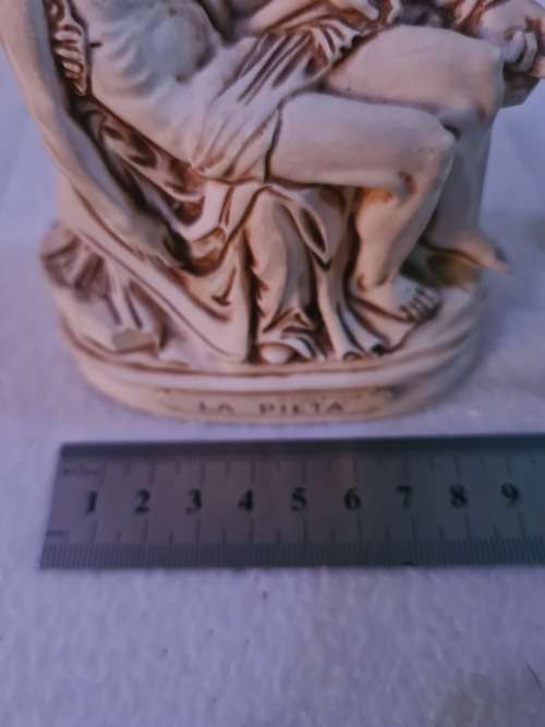 VINTAGE RELIGIOS SCULPTURE (HAS MICHAEL ANGELO LA PIETA MARKINGS)