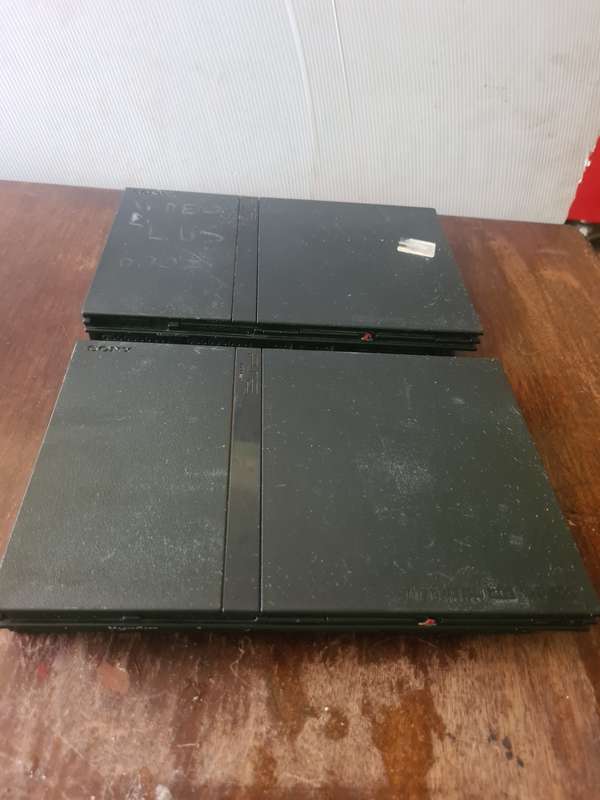 2 X SONY PLAYSTATION 2 CONSOLE (NO CABLES)