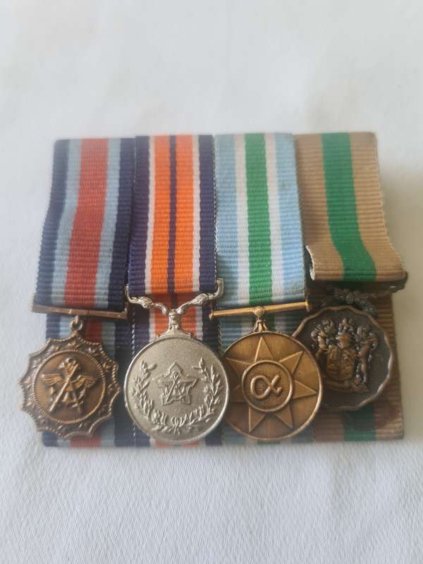 MILLITARY MEDALS(SET OF FOUR)