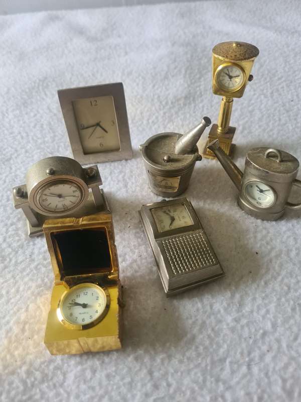 7 PIECE COLLECTION OF MINIATURE CLOCKS