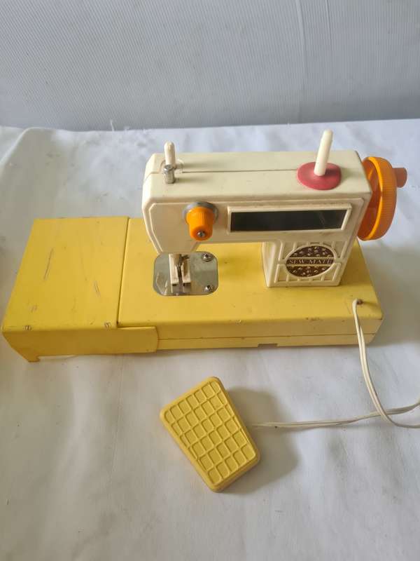 VINTAGE SEW MATE BATTERY OPERATED  KIDS SEWING MACHINE (MADE IN HONG KONG)