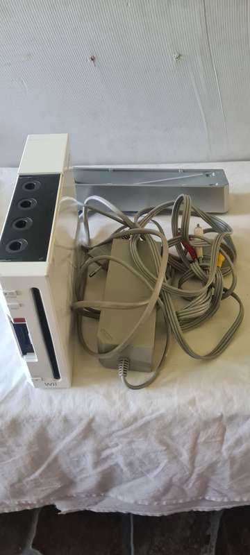 NINTENDO WII CONSOLE INCL.T STEERING AND REMOTES, 2 NUNCHUK ADAPTER, 8 GAME DISCS AND ALL CABLES AS