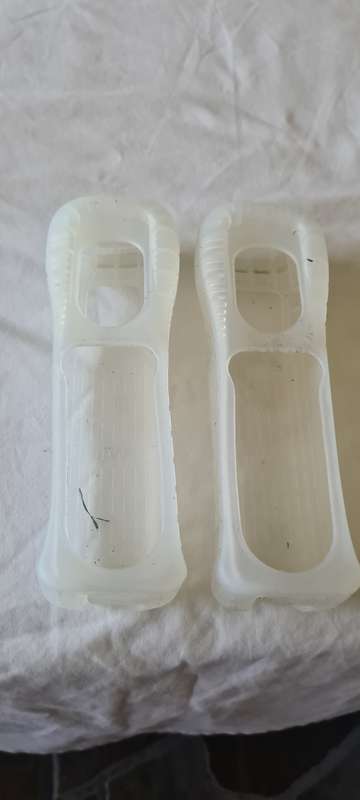 NINTENDO WII CONSOLE INCL.T STEERING AND REMOTES, 2 NUNCHUK ADAPTER, 8 GAME DISCS AND ALL CABLES AS