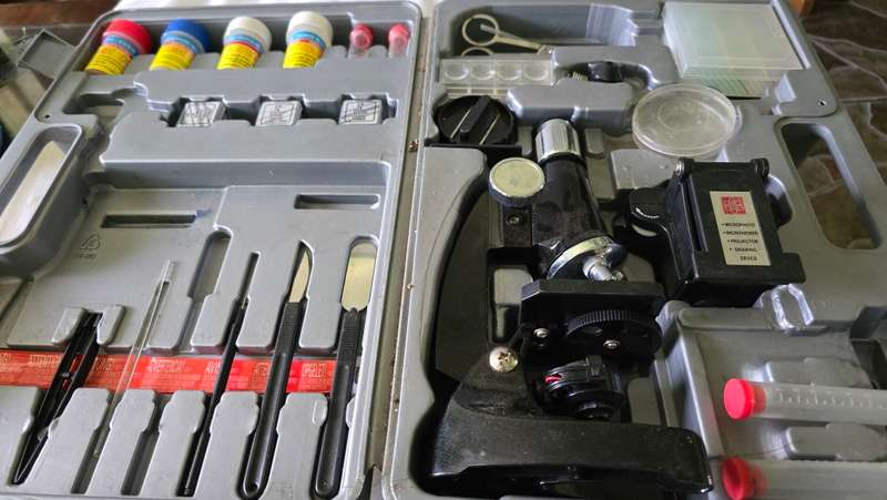 MICROSCOPE SET WITH ASSESCORIES IN CASE