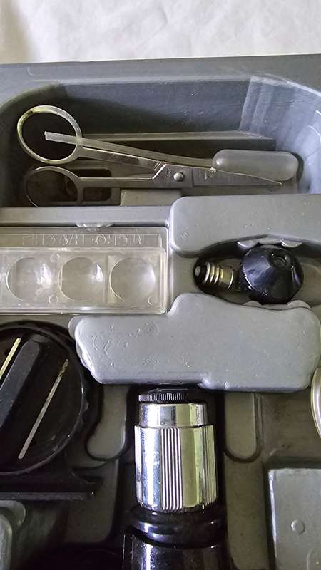 MICROSCOPE SET WITH ASSESCORIES IN CASE