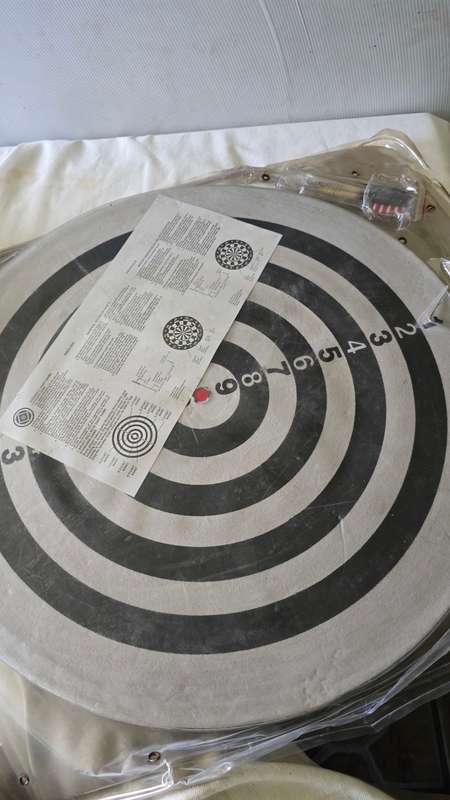 REVERSIBLE DART BOARD(2 WAYS)WITH 3 FLIGHTS