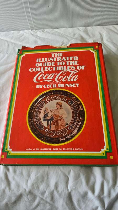 THE ILLUSTRATED GUIDE TO THE COLLECTIBLES OF COCA-COLA BY CECIL MUNSEY HARDCOVER BOOK