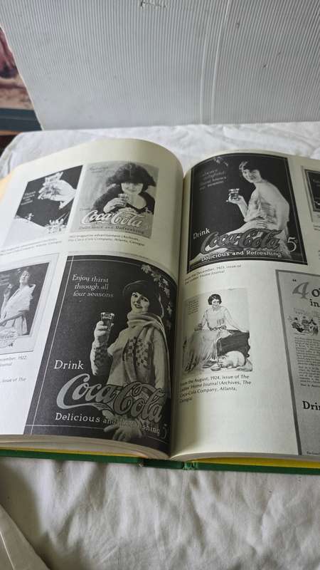 THE ILLUSTRATED GUIDE TO THE COLLECTIBLES OF COCA-COLA BY CECIL MUNSEY HARDCOVER BOOK
