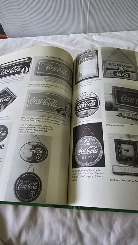 THE ILLUSTRATED GUIDE TO THE COLLECTIBLES OF COCA-COLA BY CECIL MUNSEY HARDCOVER BOOK