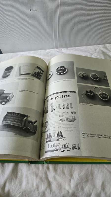 THE ILLUSTRATED GUIDE TO THE COLLECTIBLES OF COCA-COLA BY CECIL MUNSEY HARDCOVER BOOK