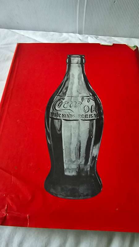 THE ILLUSTRATED GUIDE TO THE COLLECTIBLES OF COCA-COLA BY CECIL MUNSEY HARDCOVER BOOK