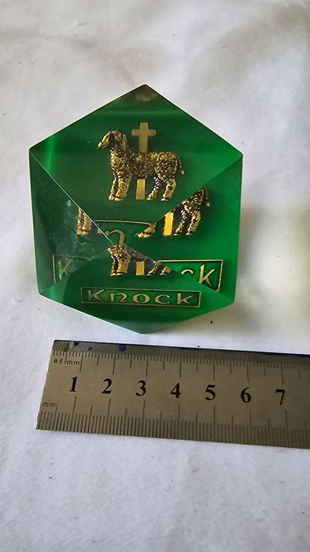 3 D GOLDEN LAMB AND CROSS WOTH KNOCK WORDING(STUNNING PIECE)