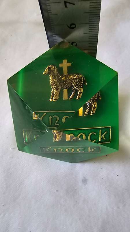 3 D GOLDEN LAMB AND CROSS WOTH KNOCK WORDING(STUNNING PIECE)