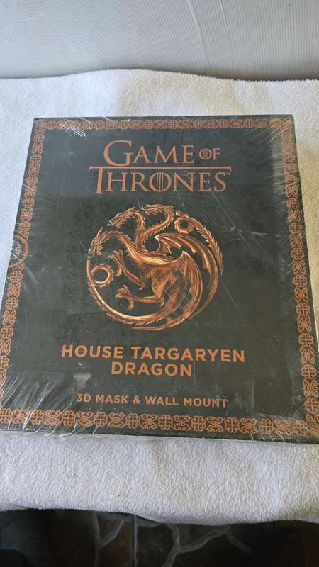 GAME OF THRONES 4 PRESS OUT MASK BOOK WITH 3D MASKS & WALL MOUNTS