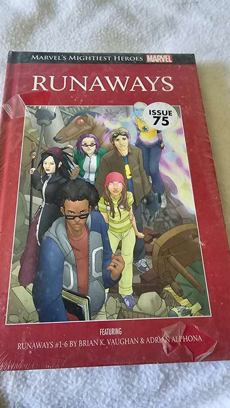 MARVEL SUPERHEROES HARDCOVER COMIC (RUNAWAYS)