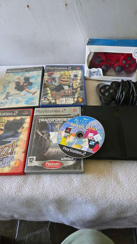 PS 2 CONSOLE INCL.2 CONTROLS AND 5 GAME DISCS