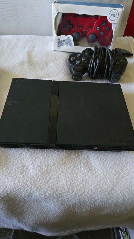 PS 2 CONSOLE INCL.2 CONTROLS AND 5 GAME DISCS