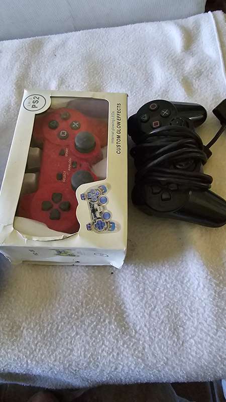 PS 2 CONSOLE INCL.2 CONTROLS AND 5 GAME DISCS