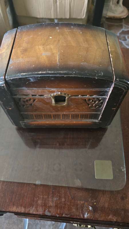 VERY OLD WOODEN MUSICAL BOX(WIND UP)SEE DESCRIPTION