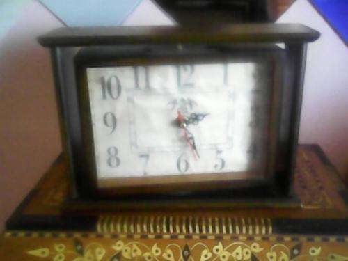 BEAUTIFUL VINTAGE QUARTZ CLOCK