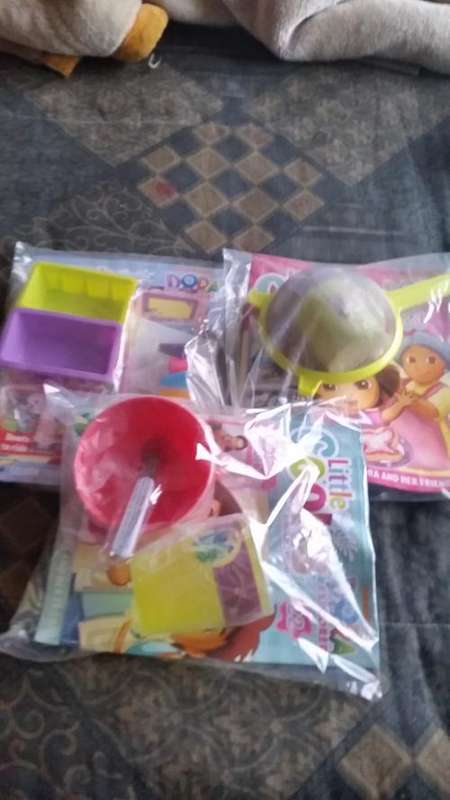 LITTLE COOKS(DORA THE EXPLORER)3 ISSUES OF BAKING TOYS INCLUDING RECIPE MAGAZINE)-SEE DESCRIPTION