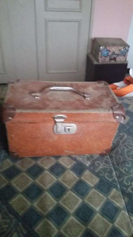 VINTAGE CASE WITH METAL HANDLE-SEE DESCRIPTION