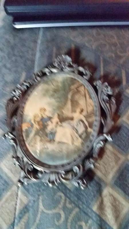 BEAUTIFUL VINTAGE BRASS OVAL FRAME-SEE DESCRIPTION
