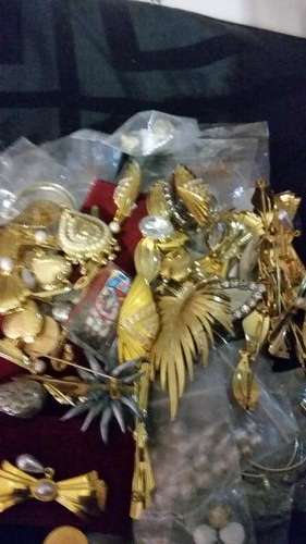LOTS AND LOTS OF PENDANT ,EARRINGS,AND BROOCHES(ONE BID FOR ALL)