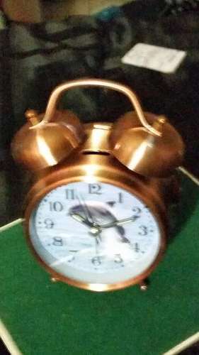 BEAUTIFUL VINTAGE LOOK BATTERY OPERATED CLOCK-SEE DESCRIPTION