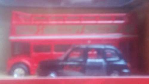 HAMLEYS CORGI DOUBLE DECK LONDON OPEN TOP BUS AND CAR(TWIN PACK)