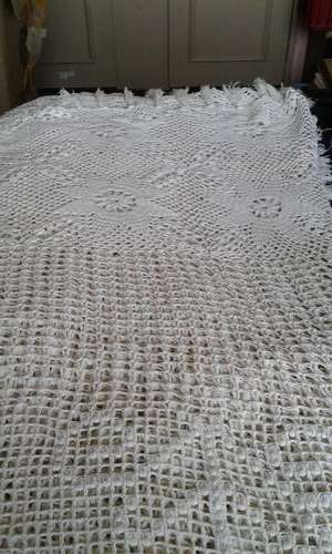 BEAUTIFUL VINTAGE CROCHET BEDSPREAD_SEE DESCRIPTION
