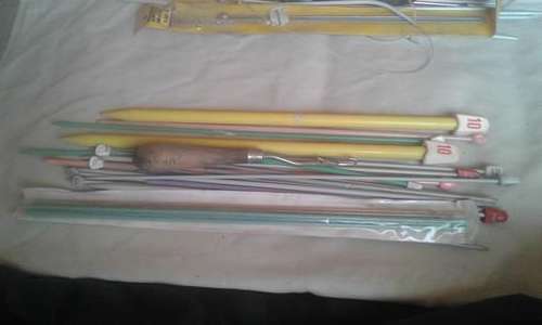 13 PAIRS OF KNITTING NEEDLES INCLUDING THREADER (ONE BID)