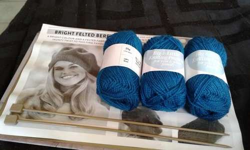 HAT KIT (INCL.PAIR OF KNITTING NEEDLE,3 25gWOOL AND ISTRUCTION)