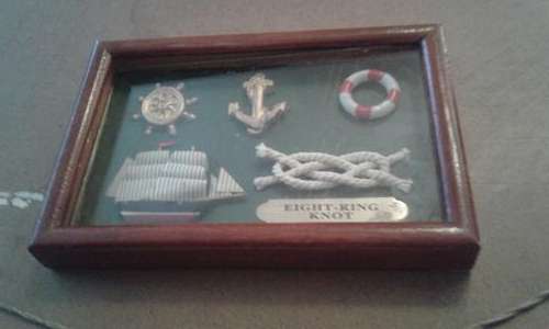 EIGHT-RING KNOT FRAME IN GLASS