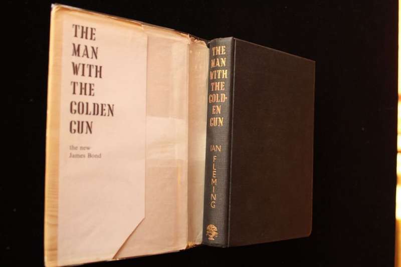 THE MAN WITH THE GOLDEN GUN by Ian Fleming (1965) - JAMES BOND 007