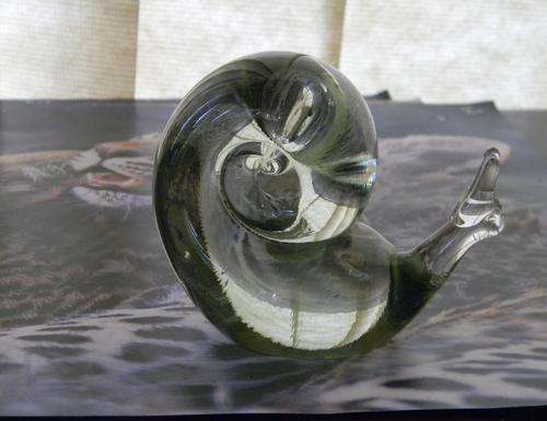 SNAIL GLASS PAPER WEIGHT