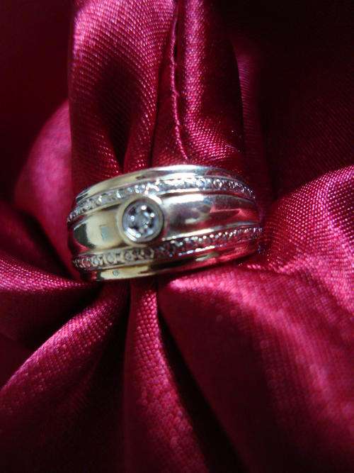 9 CT yellow Gold Diamond Ring